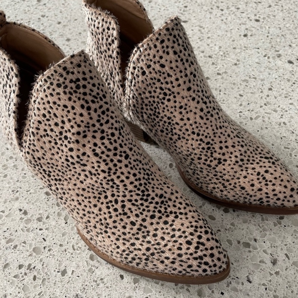 CL by Laundry Cheetah Side Slit Booties Size 7